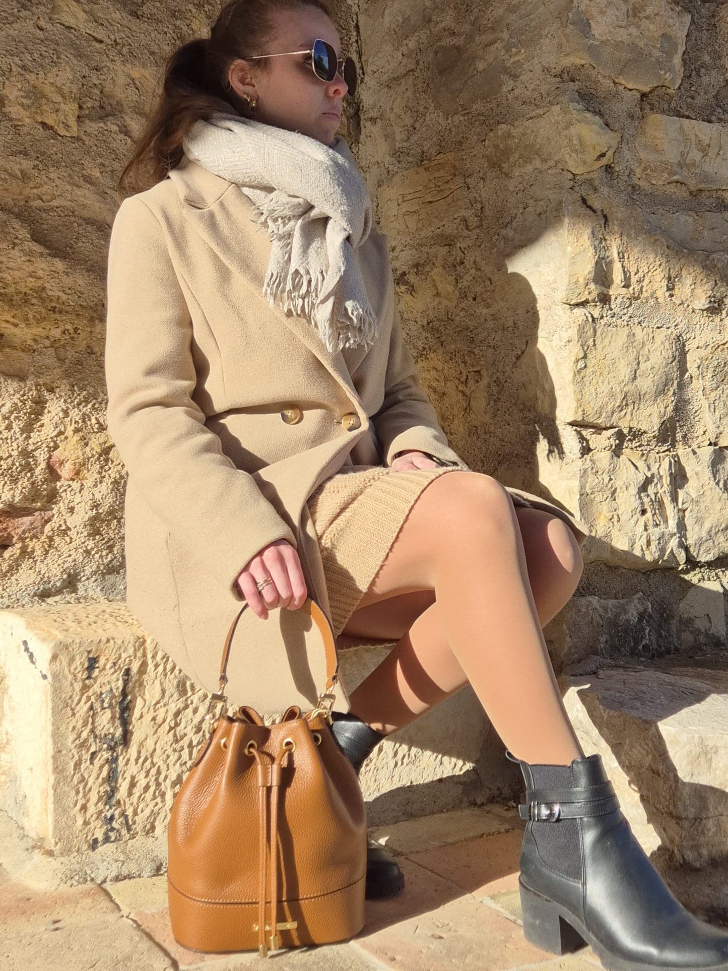 Sac seau TL BAG cognac en cuir italien  porté