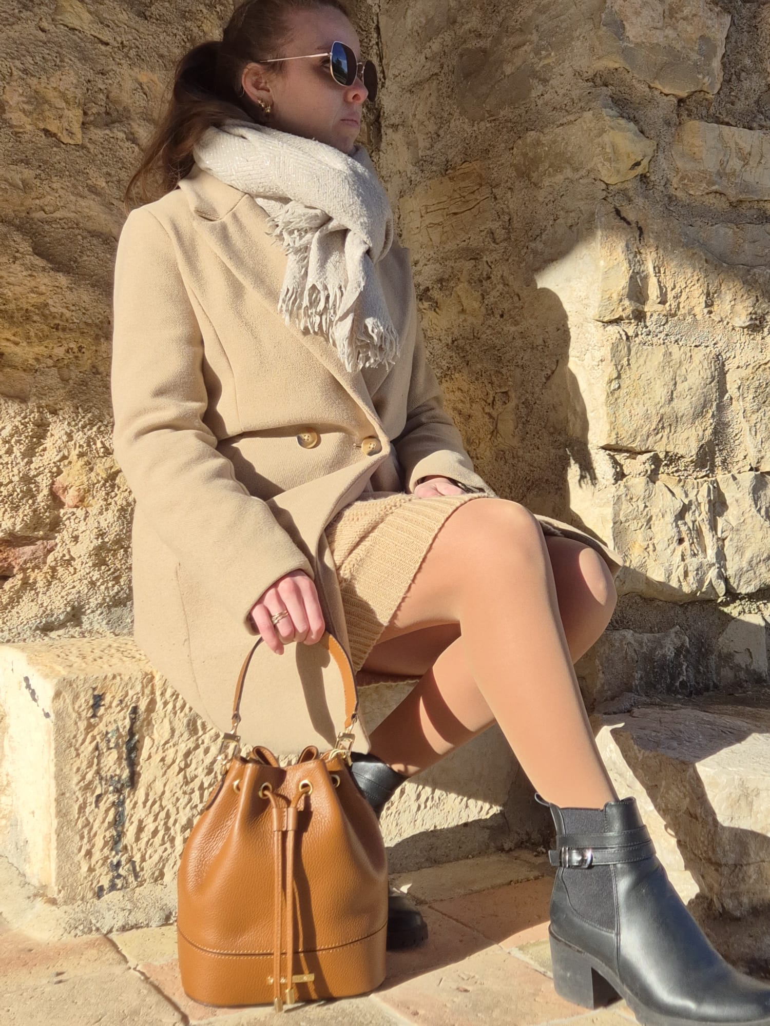Sac seau TL BAG cognac en cuir italien  porté