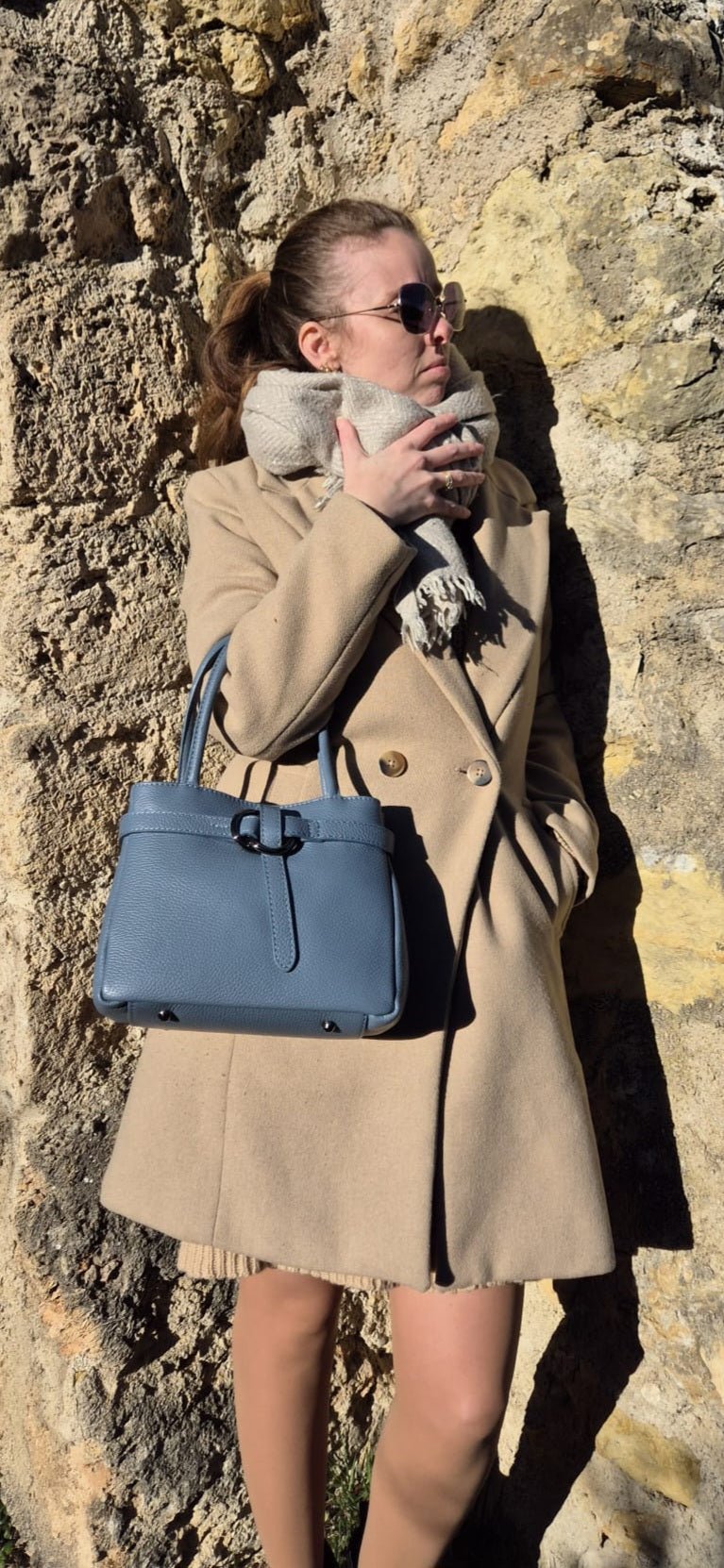 Sac Adra bleu gris en cuir italien porté