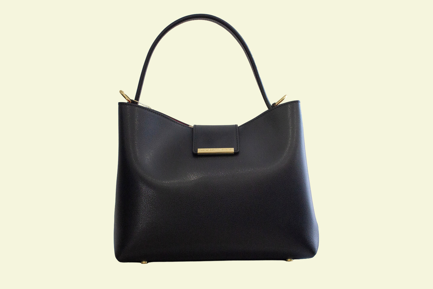 Sac seau Clio noir en cuir italien vue de face avec plaque dorée