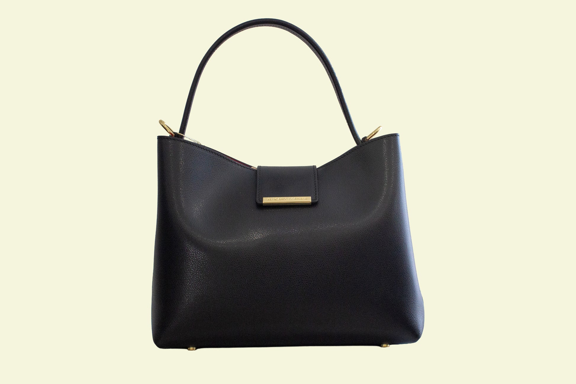 Sac seau Clio noir en cuir italien vue de face avec plaque dorée