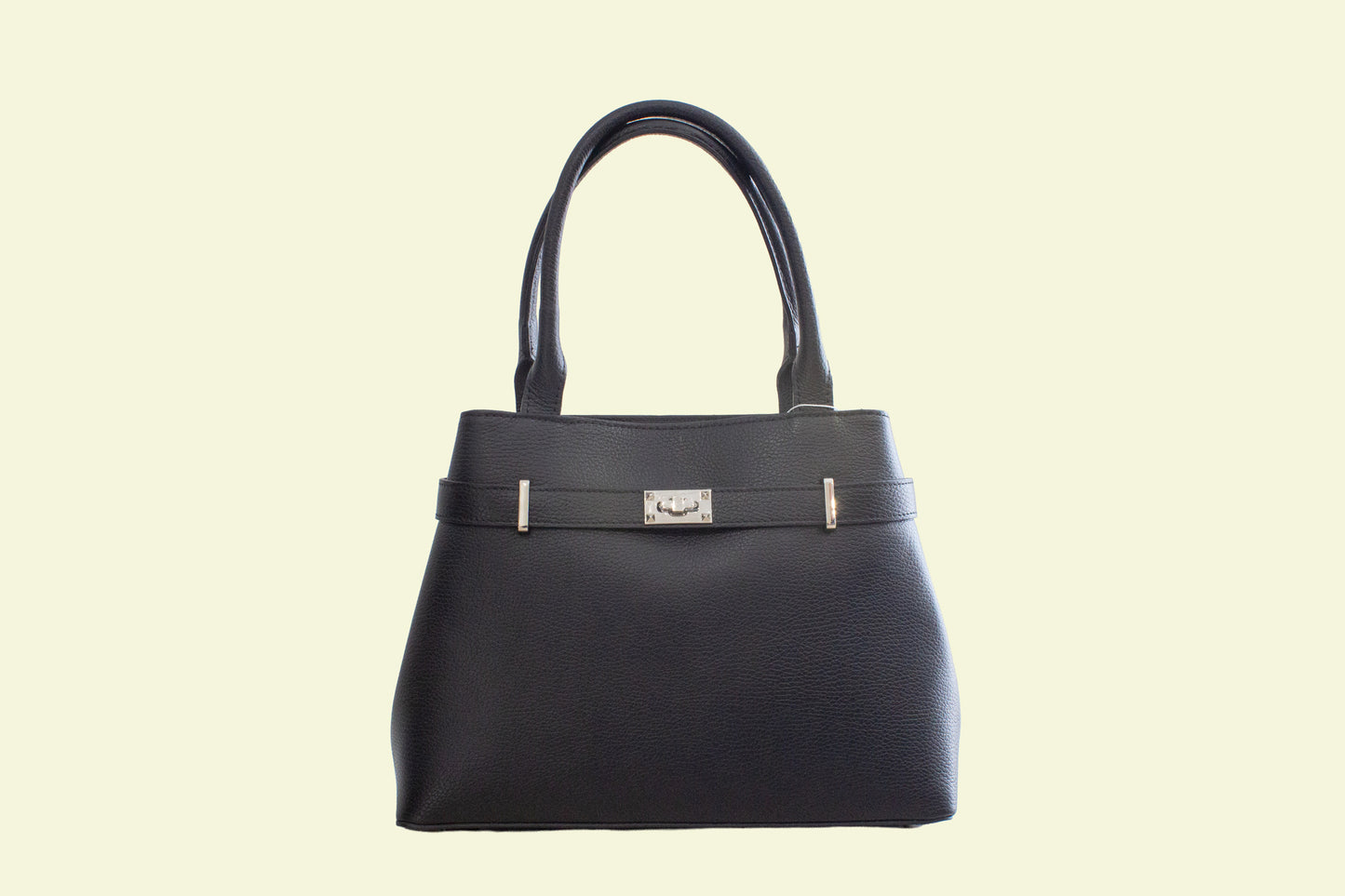 Sac Lumar noir en cuir italien vue de face avec plaque argentée