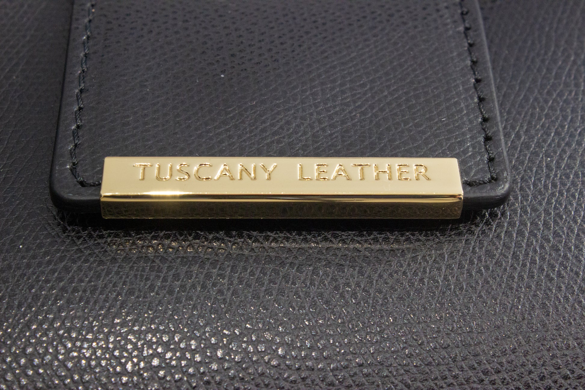 Sac Clio noir cuir italien vue détail plaque
