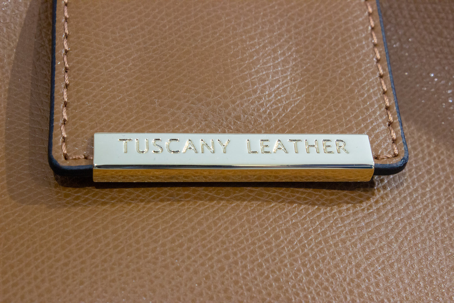 Sac seau Clio cognac cuir italien vue détail plaque
