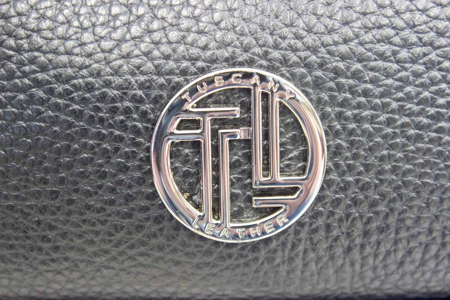 Sac à main MICHELLE détail logo doré rond sur cuir noir