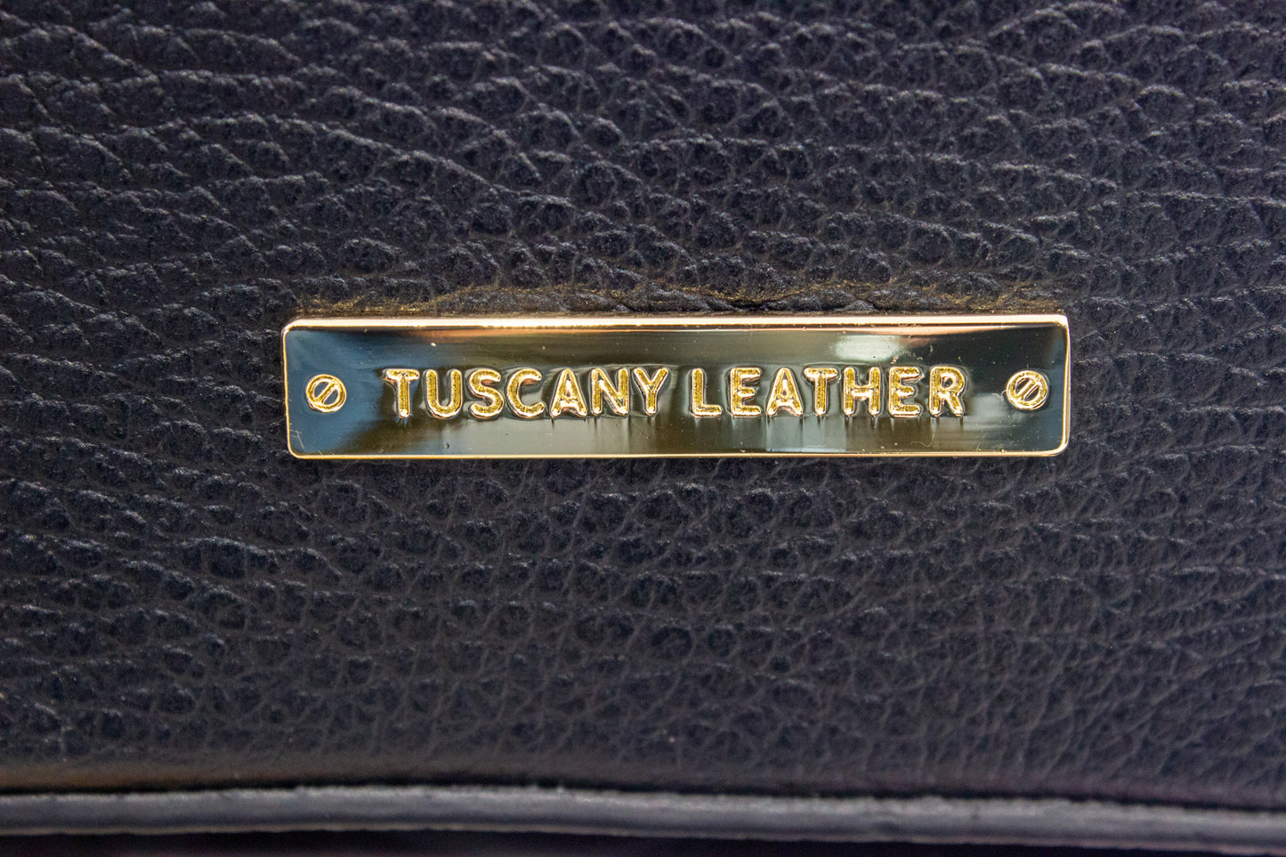 Sac seau TL BAG noir détail plaque.