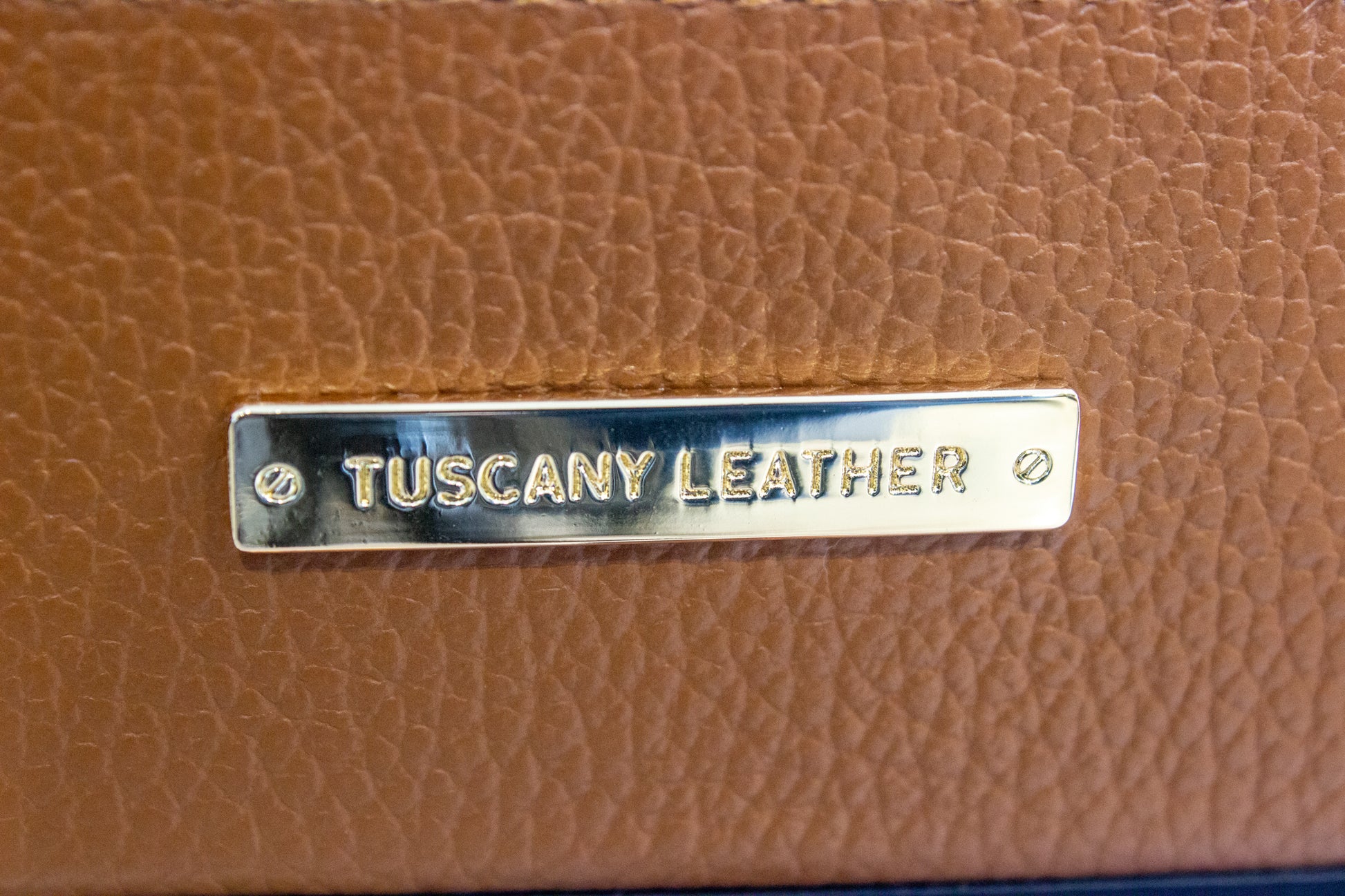 Sac seau TL BAG marron cognac détail plaque.
