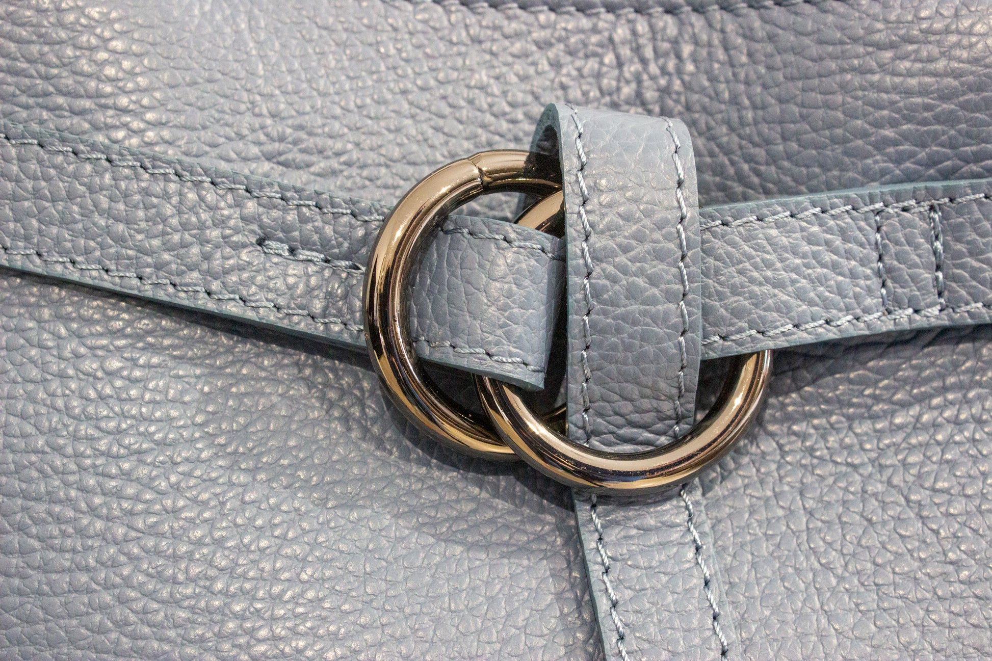 Sac Adra bleu gris détail boucle argentée
