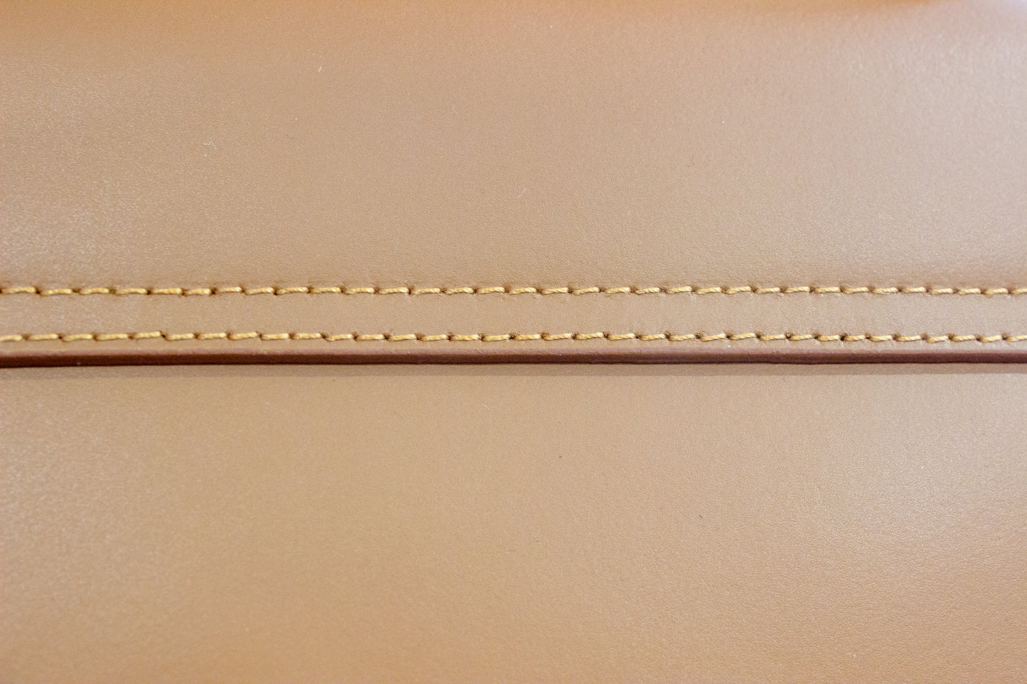 Sac Lexia camel en cuir italien  détail couture