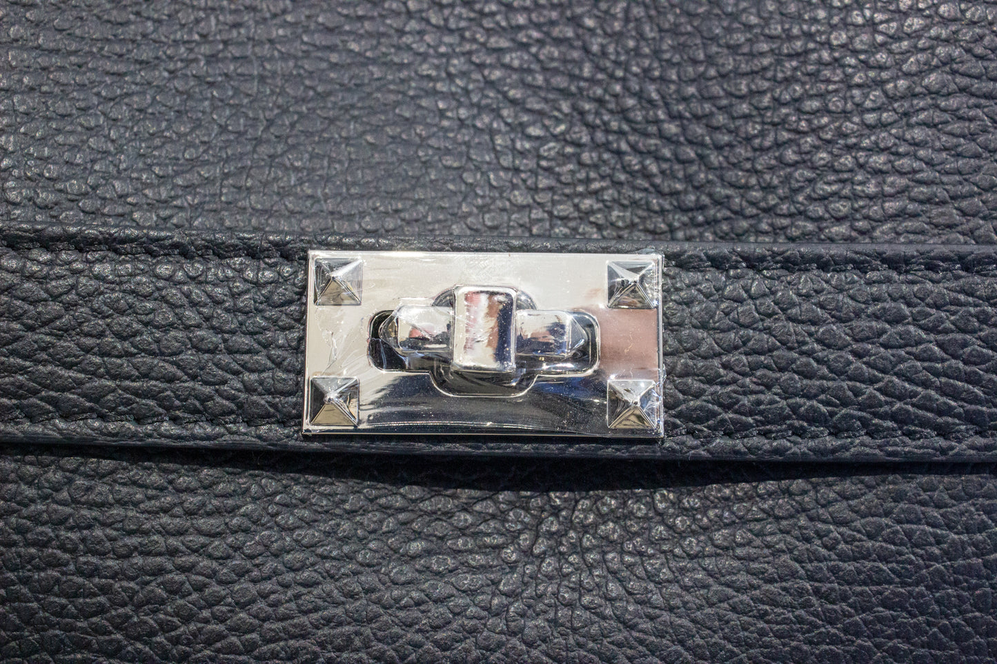 Sac Lumar noir détail plaque argentée
