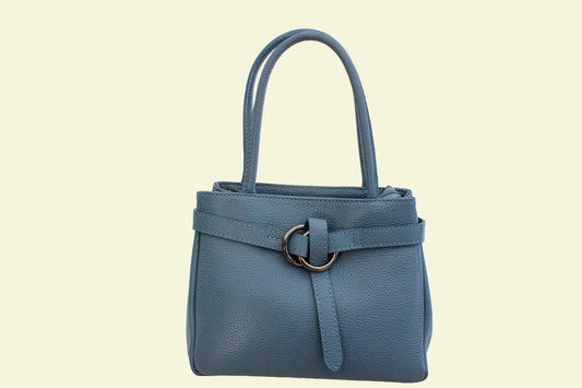 Sac Adra bleu gris en cuir italien vue de face avec boucle argentée
