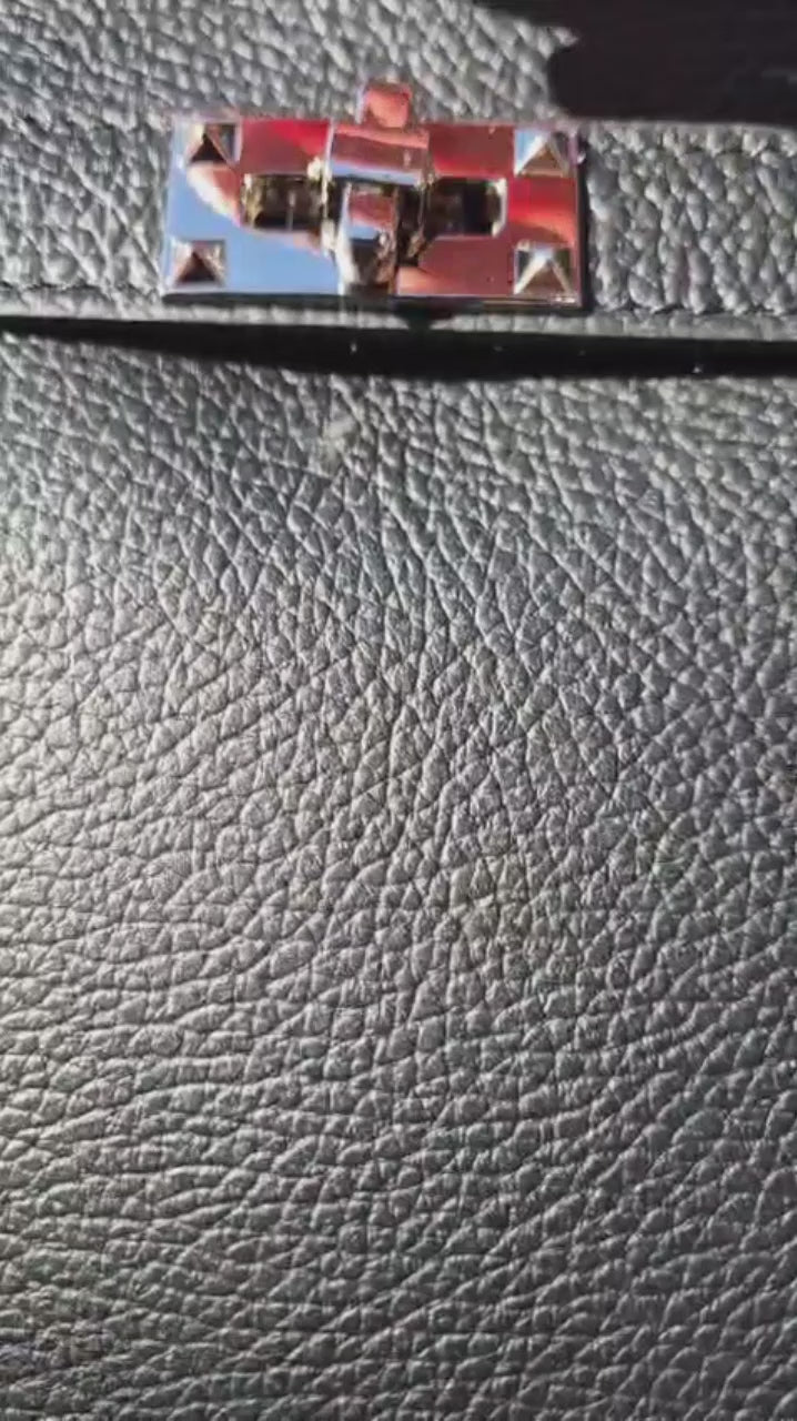 Sac Lumar noir en cuir italien détail plaque argentée